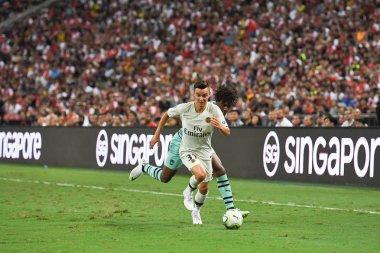 Kallang-Singapur-28Jul2018: Adrien kuduz # 25 PSG oyuncusu Buz 2018 'de Paris Saint-Alman Ulusal Stadyumu, Singapur' daki cephaneliğe karşı savaşıyor