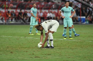 Kallang-Singapur-28Jul2018: Christopher Nkunku # 24 PSG Oyuncusu Buz 2018 'de Paris Saint-Alman Ulusal Stadyumu, Singgapur' daki cephaneliğe karşı savaşıyor