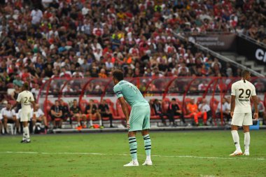 Kallang-Singapur-28Jul2018: Adrien kuduz # 25 PSG oyuncusu Buz 2018 'de Paris Saint-Alman Ulusal Stadyumu, Singapur' daki cephaneliğe karşı savaşıyor