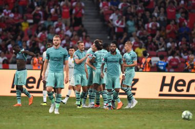 Kallang-Singapur-28 Haziran 2018: C2018 'de Paris Saint-Alman Millî Stadyumu, Singapur' daki cephanelikte gol atan Arsenal oyuncusu