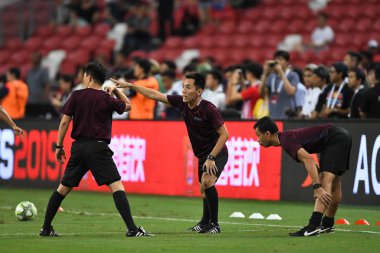 Kallang-Singapur - 30 jul 2018: hakem icc2018 karşı Atletico madrid, paris saint-Alman Ulusal Stadyumu'nda, Singapur arasında sırasında sıcak