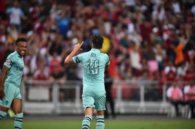 Kallang-Singapur - 28 Temmuz 2018: Mesut Ozil #10 oyuncu icc2018 paris saint-Alman Ulusal Stadyumu'nda, Singapur karşı arsenal arasında sırasında hedef için arsenal kutlama