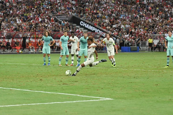 Kallang-Singapur-28Jul2018: Christopher Nkunku # 24 PSG Oyuncusu Buz 2018 'de Paris Saint-Alman Ulusal Stadyumu, Singgapur' daki cephaneliğe karşı savaşıyor