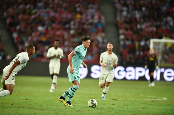 Kallang-Singapur - 28 Temmuz 2018: Mesut Ozil #10 oyuncu Arsenal icc2018 paris saint-Alman Ulusal Stadyumu'nda, Singapur karşı arsenal arasında sırasında eylem