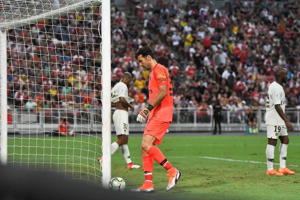Kallang-Singapur-28Jul2018: Gianluigi Buffon # 30 PSG oyuncusu icc2018 'de Paris Saint-Almanya Ulusal Stadyumu, Singapur' daki cephaneliğe karşı savaşıyor.