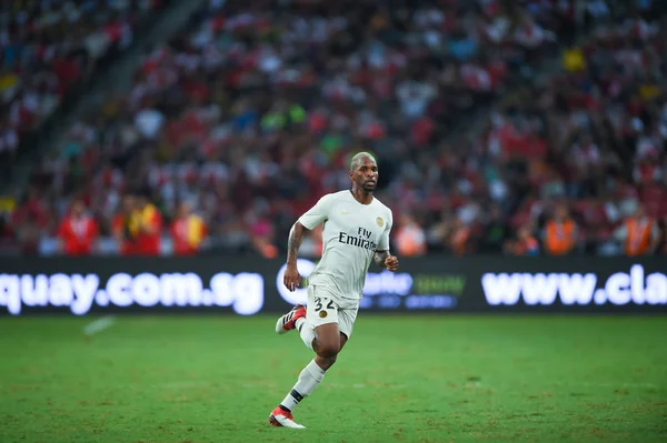 Kallang-Singapur-28Jul2018: Kevin Rimane # 32 PSG Oyuncusu icc2018 'de Paris Saint-Almanya Ulusal Stadyumu, Singapur' daki cephaneliğe karşı savaşıyor