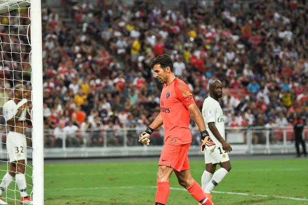 Kallang-Singapur-28Jul2018: Gianluigi Buffon # 30 PSG oyuncusu icc2018 'de Paris Saint-Almanya Ulusal Stadyumu, Singapur' daki cephaneliğe karşı savaşıyor.