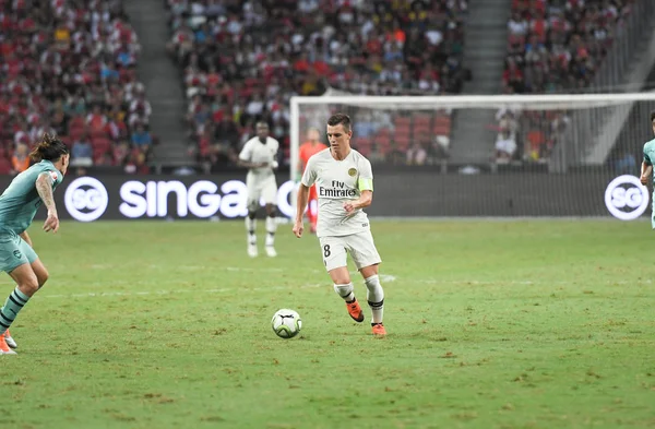 Kallang-Singapur-28Jul2018: Giovani LO Celso # 18 PSG oyuncusu icc2018 'de Paris Saint-Alman Ulusal Stadyumu, Singapur' daki cephaneliğe karşı savaşıyor.