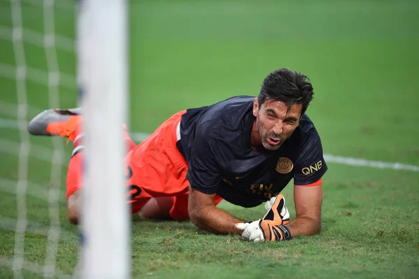 Kallang-Singapur-28Jul2018: Gianluigi Buffon # 30 PSG oyuncusu icc2018 'de Paris Saint-Almanya Ulusal Stadyumu, Singapur' daki cephaneliğe karşı savaşıyor.