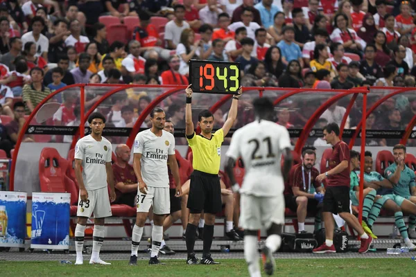 Kallang-Singapur - 28 Temmuz 2018: Psg oyuncu hazırlamak sırasında icc2018 paris saint-Alman Ulusal Stadyumu'nda, Singapur karşı arsenal arasında değişen ikame