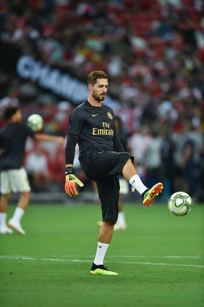 Kallang-Singapur-28Jul2018: Kevin Trapp # 1 PSG oyuncusu Buz 2018 'de Paris Saint-Alman Ulusal Stadyumu, Singapur' daki cephaneliğe karşı savaşıyor
