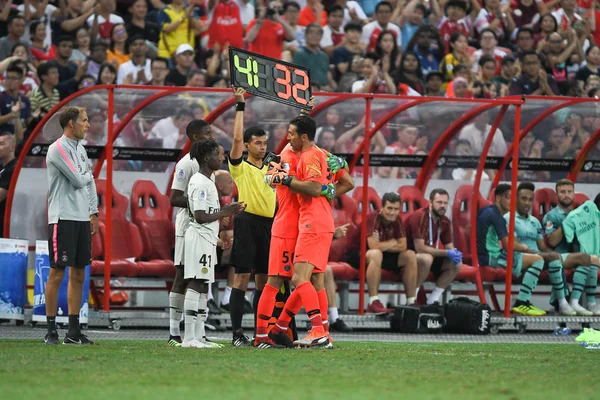 カラン シンガポール 2018年 Psg プレーヤー準備に対してパリ ドイツ語シンガポール ナショナル スタジアムでアーセナルの Icc2018 中に変化する置換 — ストック写真