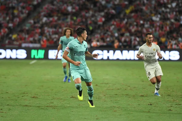 Kallang-Singapur - 28 Temmuz 2018: Mesut Ozil #10 oyuncu Arsenal icc2018 paris saint-Alman Ulusal Stadyumu'nda, Singapur karşı arsenal arasında sırasında eylem