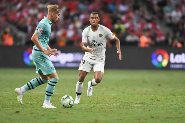 Kallang-Singapur-28 Haziran 2018: Antoine Bernede # 29 PSG oyuncusu icc2018 'de Paris Saint-Almanya' daki Singapur, Singapur Stadyumu 'ndaki cephaneliğe karşı savaşıyor.