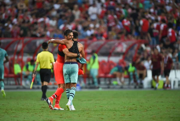 Kallang-Singapur-28Jul2018: Gianluigi Buffon # 30 PSG oyuncusu icc2018 'de Paris Saint-Almanya Ulusal Stadyumu, Singapur' daki cephaneliğe karşı savaşıyor.