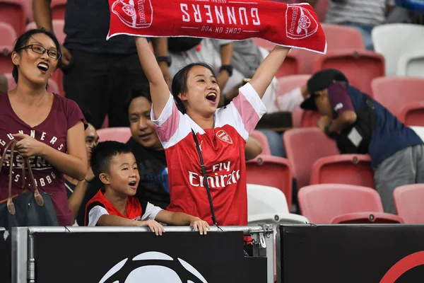 Kallang-Singapur-28 Temmuz 2018: Singapur Ulusal Stadyumu, Singapur 'da Paris Saint-Alman' a karşı yapılan cephanelik 2018 'de kimliği belirsiz taraftarlar