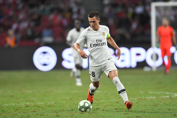 Kallang-Singapur-28Jul2018: Giovani LO Celso # 18 PSG oyuncusu icc2018 'de Paris Saint-Alman Ulusal Stadyumu, Singapur' daki cephaneliğe karşı savaşıyor.