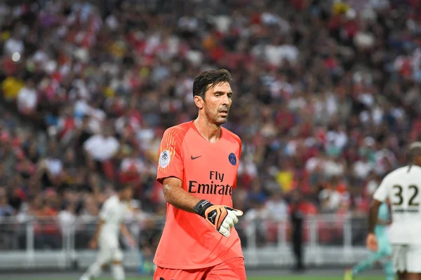 Kallang-Singapur-28Jul2018: Gianluigi Buffon # 30 PSG oyuncusu icc2018 'de Paris Saint-Almanya Ulusal Stadyumu, Singapur' daki cephaneliğe karşı savaşıyor.