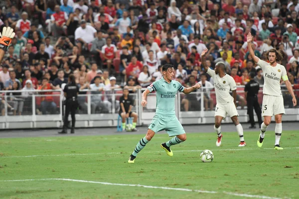 カラン シンガポール 2018年 Mesut Ozil に対してパリ ドイツ語シンガポール ナショナル スタジアムでアーセナルの Icc2018 — ストック写真