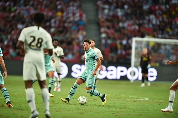 Kallang-Singapur - 28 Temmuz 2018: Mesut Ozil #10 oyuncu Arsenal icc2018 paris saint-Alman Ulusal Stadyumu'nda, Singapur karşı arsenal arasında sırasında eylem