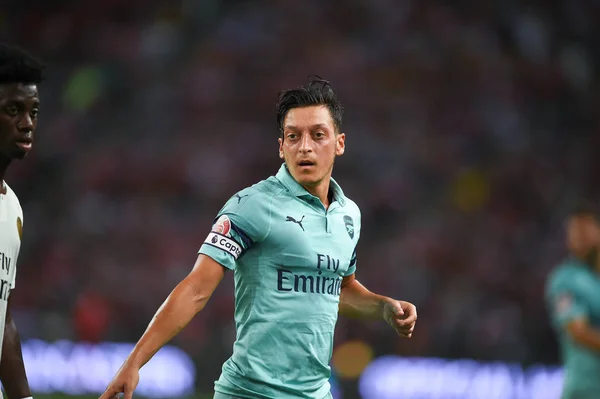 Kallang-Singapur - 28 Temmuz 2018: Mesut Ozil #10 oyuncu Arsenal icc2018 paris saint-Alman Ulusal Stadyumu'nda, Singapur karşı arsenal arasında sırasında eylem