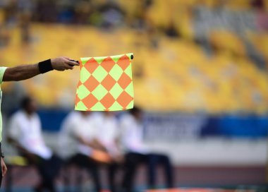 Hakem yardımcısı bayrak beklemede, ofsayt işareti.