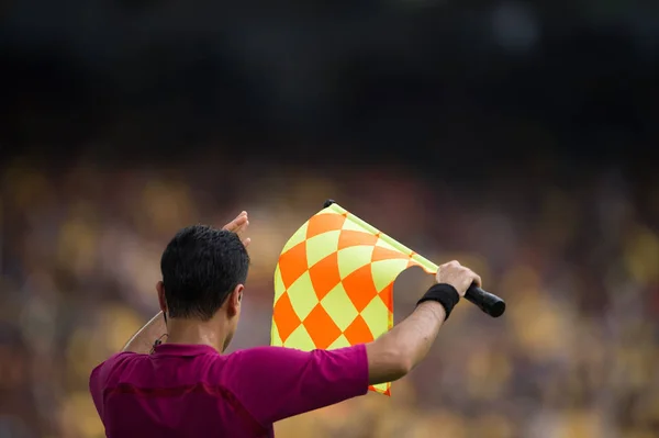 Assistente Arbitro Tenere Bandiera — Foto Stock