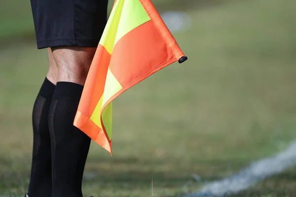 Assistente Arbitro Tenere Bandiera — Foto Stock