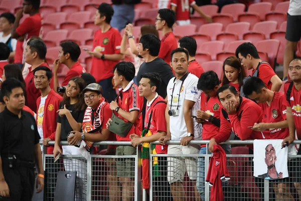 Kallang-singapore-20jul2019:Unidentified fans of manchester unit — Stock Photo, Image