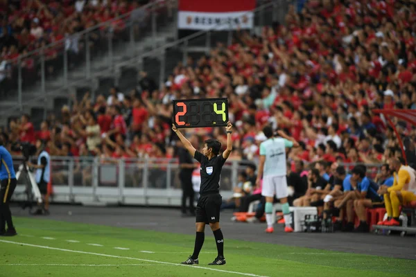 Kallang-singapore-20jul2019: Substituto adjunto do árbitro — Fotografia de Stock