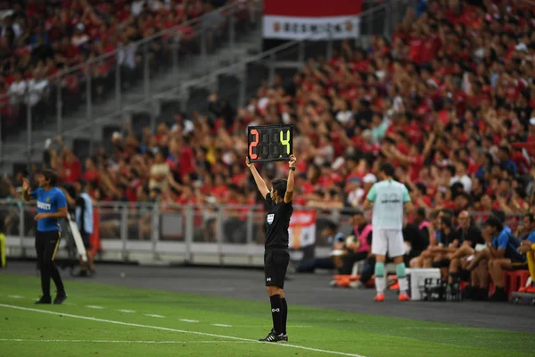 Kallang-singapore-20jul2019:Assistant referee holding substituti — Stock Photo, Image