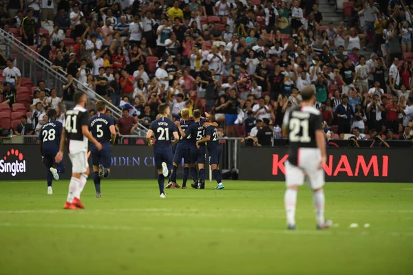 Kallang-singapore-21jul2019: Player of Tottenham hotspur congratu — стоковое фото