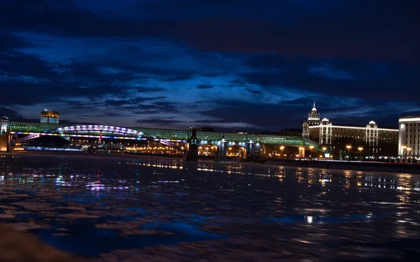 夜の街 素敵な夜空 — ストック写真