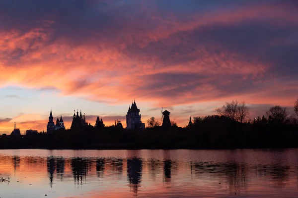 Nehir üzerinde mor günbatımı