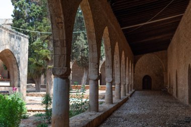 Manastırın açık kemerli koridoru. Ayia Napa Manastırı. Kıbrıs.