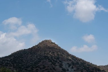 Dağın tepesindeki manastır. Kıbrıs gözlem güvertesi.