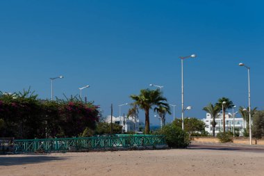 Öğlen sahil şehrinin hayatı. Çok sıcakta boş sokak.