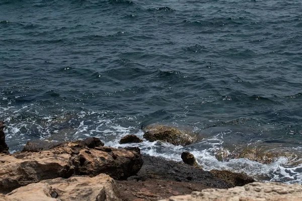 Mar Rocas Mar Translúcido Con Fondo Piedra —  Fotos de Stock