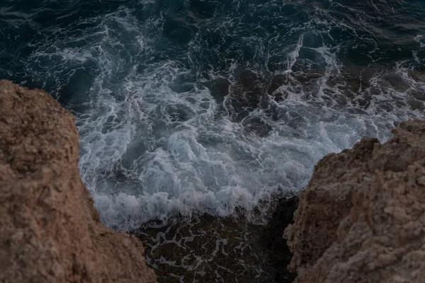 海浪冲击岩石 海泡沫日落后的绿色波浪 — 图库照片