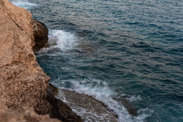 Olas Chocando Contra Rocas Espuma Marina Ondas Verdes Después Del —  Fotos de Stock