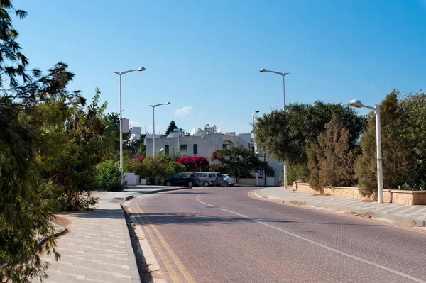 Öğlen sahil şehrinin hayatı. Çok sıcakta boş sokak.