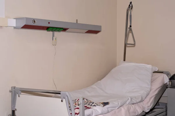 Innenraum Des Krankenhauses Leeres Bett Mit Spezieller Platte Mit Lichtquelle — Stockfoto
