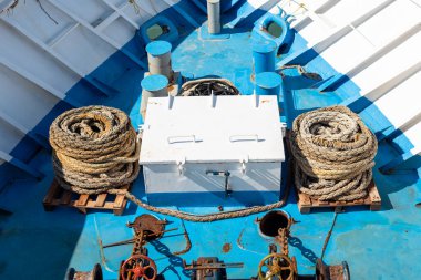 Mavi ve beyaz fiyonk. Geminin pruvasında Riggs ve ipler. 