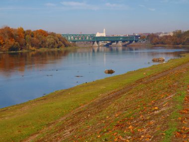 Sonbahar cityscape eski demiryolu köprüsü Neman Nehri'ne bakan