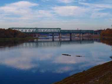 Neman Nehri betonarme eski demiryolu köprüsünde destekler.