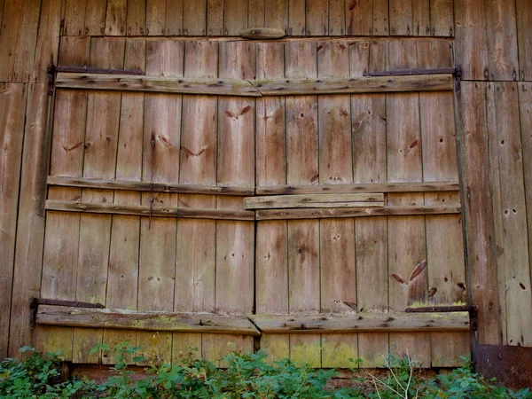 Stora trädörrar i gamla ladan med järn skärmtak — Stockfoto