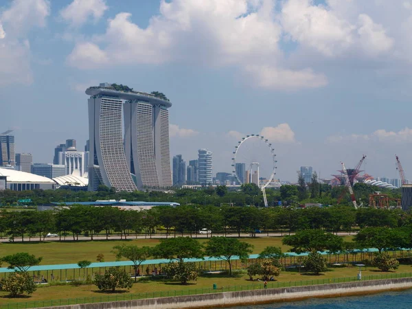 Singapore panoramic view from cruise ship Singapore — Stock Photo, Image