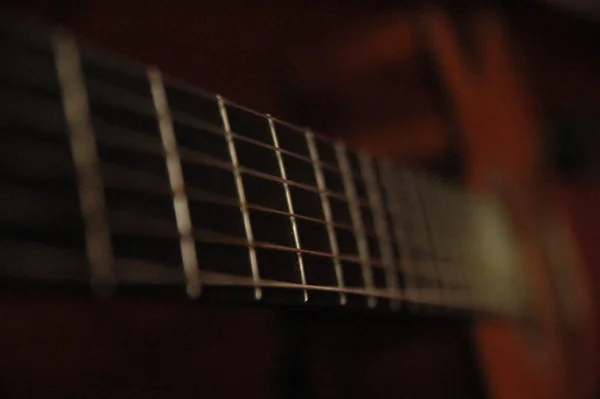 Een andere kant van akoestische houten gitaren musical — Stockfoto
