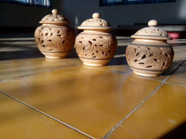 Close up pottery brown color with light coming from the side on floor — Stock Photo, Image