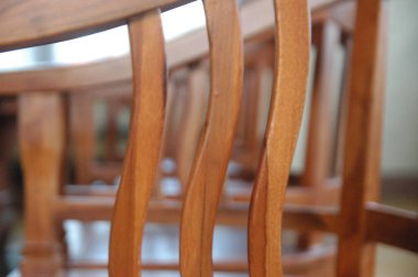 Ahşap sandalyeler kahverengi renk yakın çekim